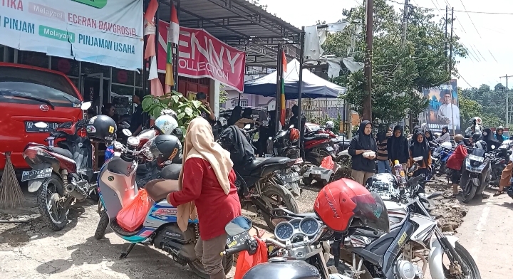 Pemda Enrekang Bersama Relawan Bersatu Gelar Dapur Umum Pasca Banjir Bandang