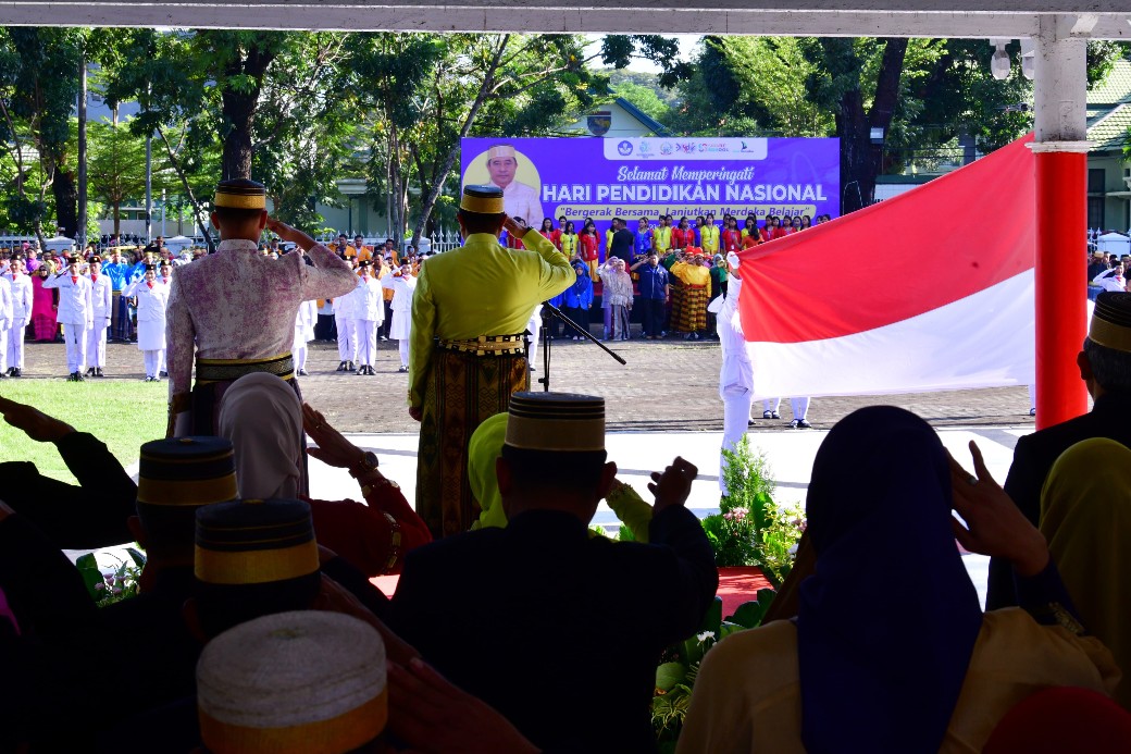 Peringatan Hardiknas Tingkat Provinsi Sulsel Bertabur Penghargaan