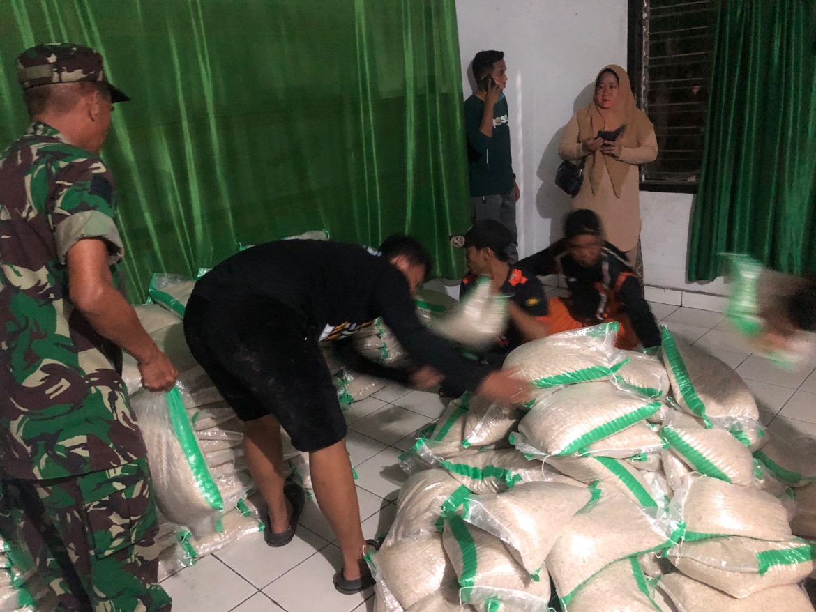 Pemkab Wajo Gelontorkan Bantuan Beras Untuk Korban Bencana Banjir dan Tanah Longsor