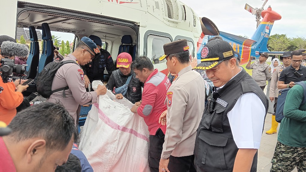 Pemprov Sulsel Beri Bantuan 10 Ton Beras untuk Korban Banjir dan Longsor di Luwu