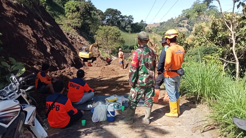 Babinsa Dan Bhabinkamtibmas Kawal Pembukaan Jalan Putus Menghubungkan 2 Desa Ranga Dan Lembang