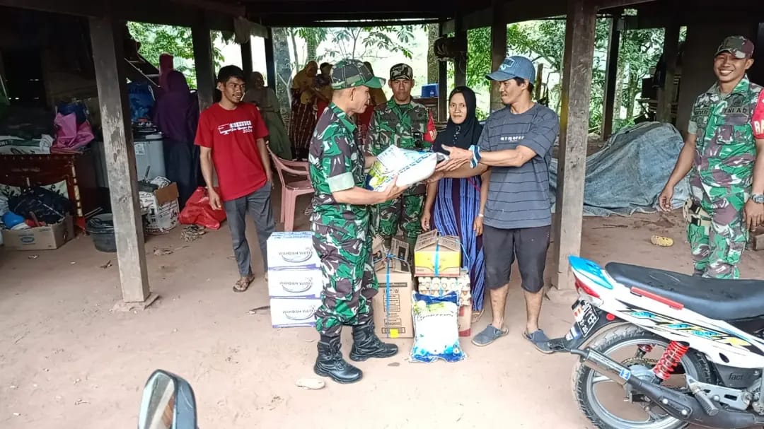 Babinsa Koramil 1419-03 Baraka Distribusikan Bantuan pada Warga Terdampak Bencana Tanah Longsor