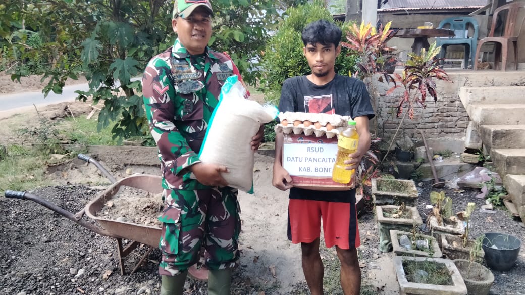 Babinsa Koramil Jajaran Kodim 1419 Enrekang Salurkan Bantuan Sembako pada Warga Terdampak Bencana.