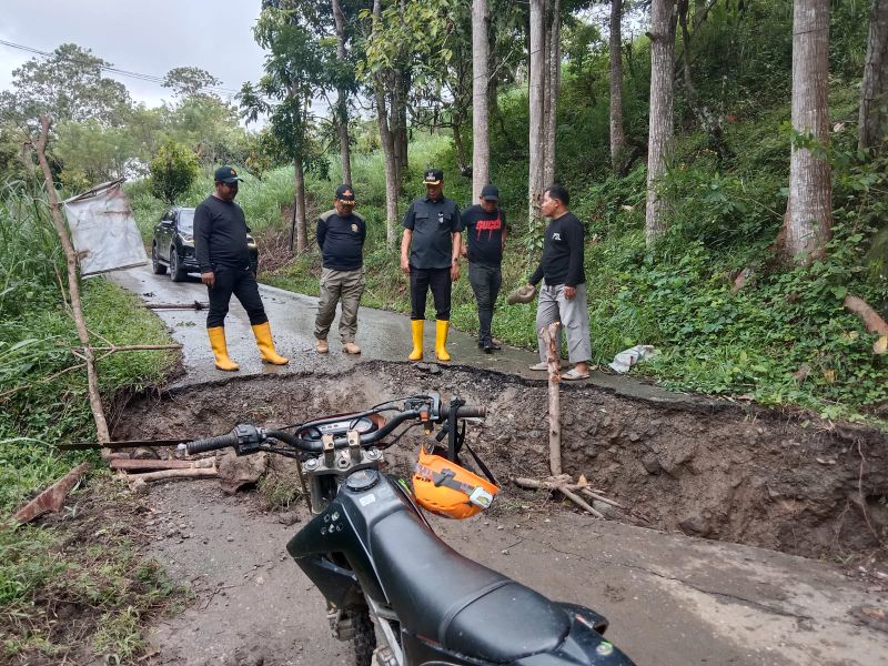 Pj.Bupati Enrekang Tinjau Dua Titik Jalan Penghubung Desa Bencana Longsor Di Maiwa