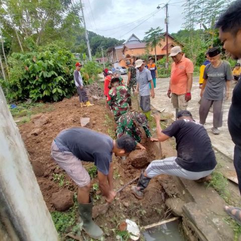 Kodim 1419 Enrekang Gelar Karya Bakti Pembersihan Selokan