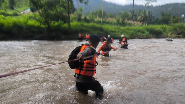 Tim SAR Brimob Sulsel dan Basarnas Tingkatkan Upaya Pencarian Orang Hilang di Enrekang