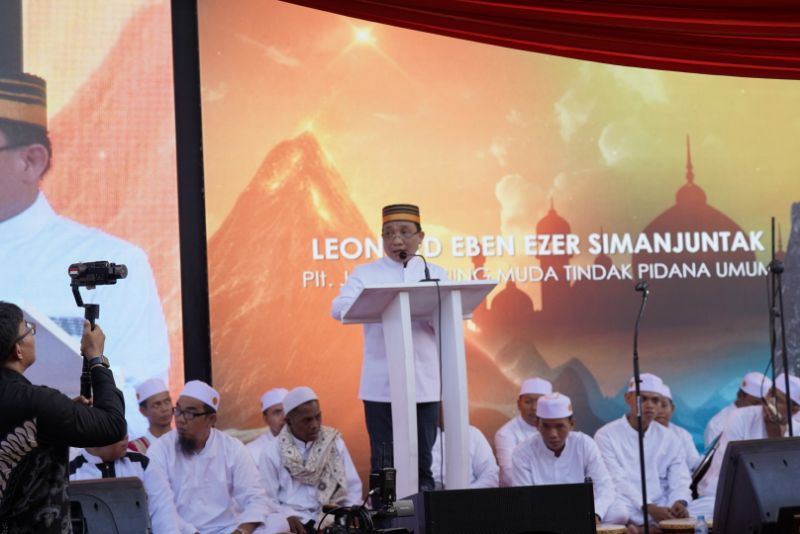 Mantan Kajati Sulsel LEE Simanjuntak Hadiri Haul Akbar Syekh Yusuf Al Makassar Attammu Taung dan Bagikan 1000 Al-Quran