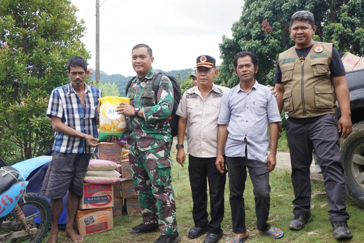 Tinjau Lokasi Longsor, Dandim 1419 Enrekang Bersama Kalaksa BPBD Distribusikan Bantuan Korban Tanah Longsor