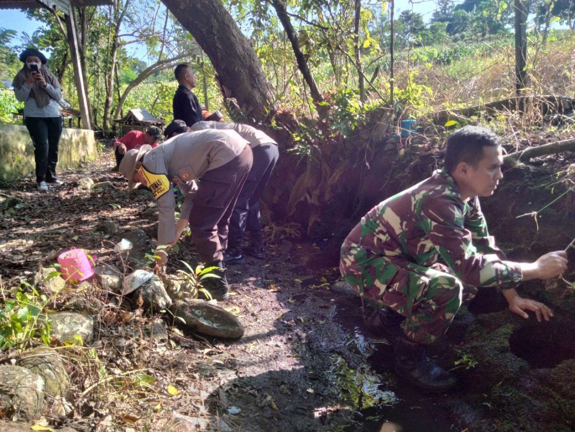 Kolaborasi Koramil 04/Watang pulu bersama Polsek watang Pulu melaksanakan gotong royong bersihkan Saluran air