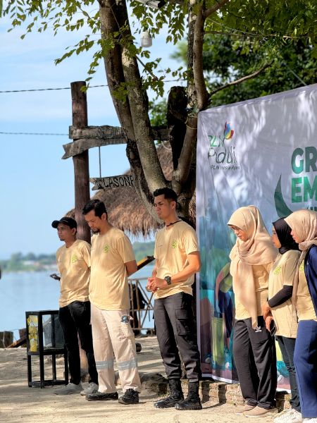 Peringati HLH Sedunia 2024, PT PLN Indonesia Gelar Beach Clean Up di Pantai Lasonrai