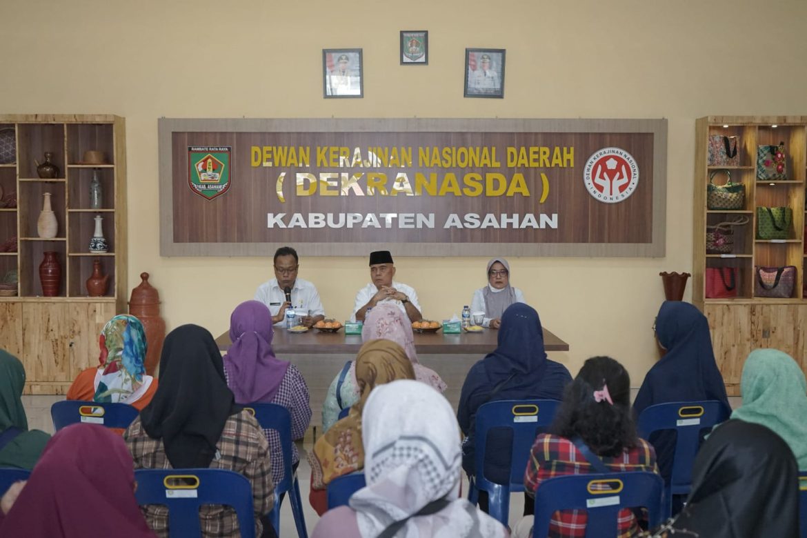 Bupati Asahan Serahkan Buku Tabungan Dana Pinjaman Bergulir