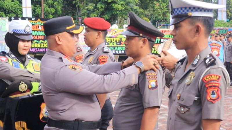 AKBP Dodik Susianto Pimpin Upacara Kenaikan Pangkat 21 Personil Polres Barru