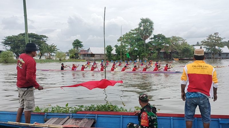 Banjir Wette’E Tak Menyurutkan Warga Jadikan Tontonan Menarik Lomba Perahu Dayung