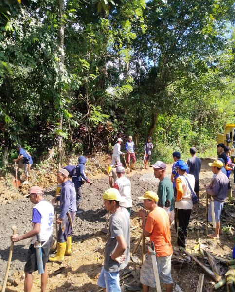 Belum Ada Perhatian Khusus, Masyarakat Tiga Dusun Inisiatif Sendiri Perbaiki Kerusakan Akses Jalan Tanatoro-Betao Riase Sidrap 