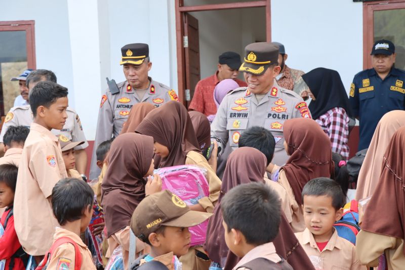 Kapolres Bone Jejaki Jalan Ekstrim Demi Bantu Anak-anak Sekolah di Desa Tapong