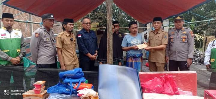 Pemkab bersama Baznas Enrekang menyalurkan Bantuan Korban Kebakaran Rumah Di desa Boiya Maiwa