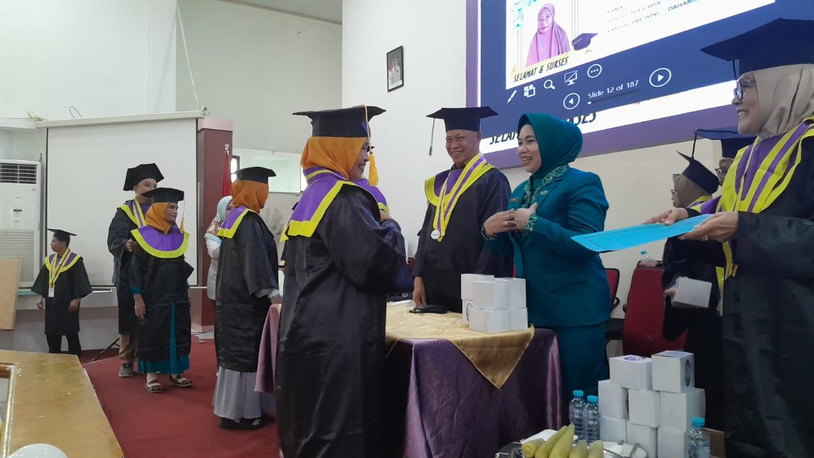 Pj.Bupati H.Baba Beri Sambutan Diwisuda 173 Lansia Se-Kabupaten Enrekang