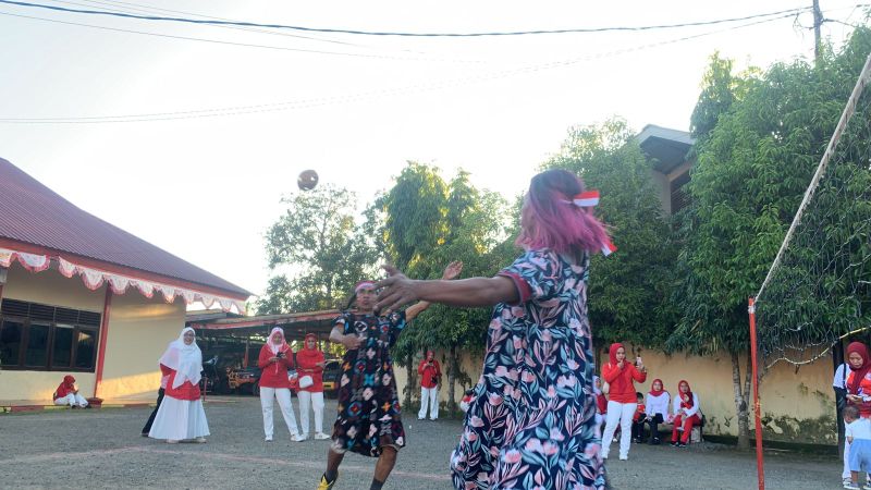 Beragam Perlombaan Unik Brimob Bone Sambut HUT Ke -79 Republik Indonesia