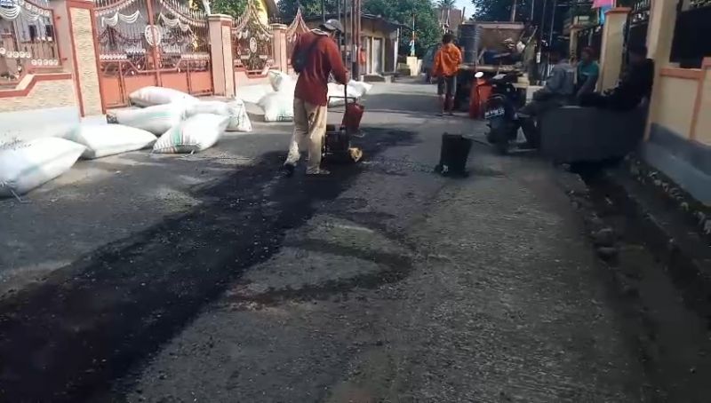 DPU Barru Perbaiki Jalan Rusak,Bupati Barru Tuai Pujian Warga Kelurahan Mallawa