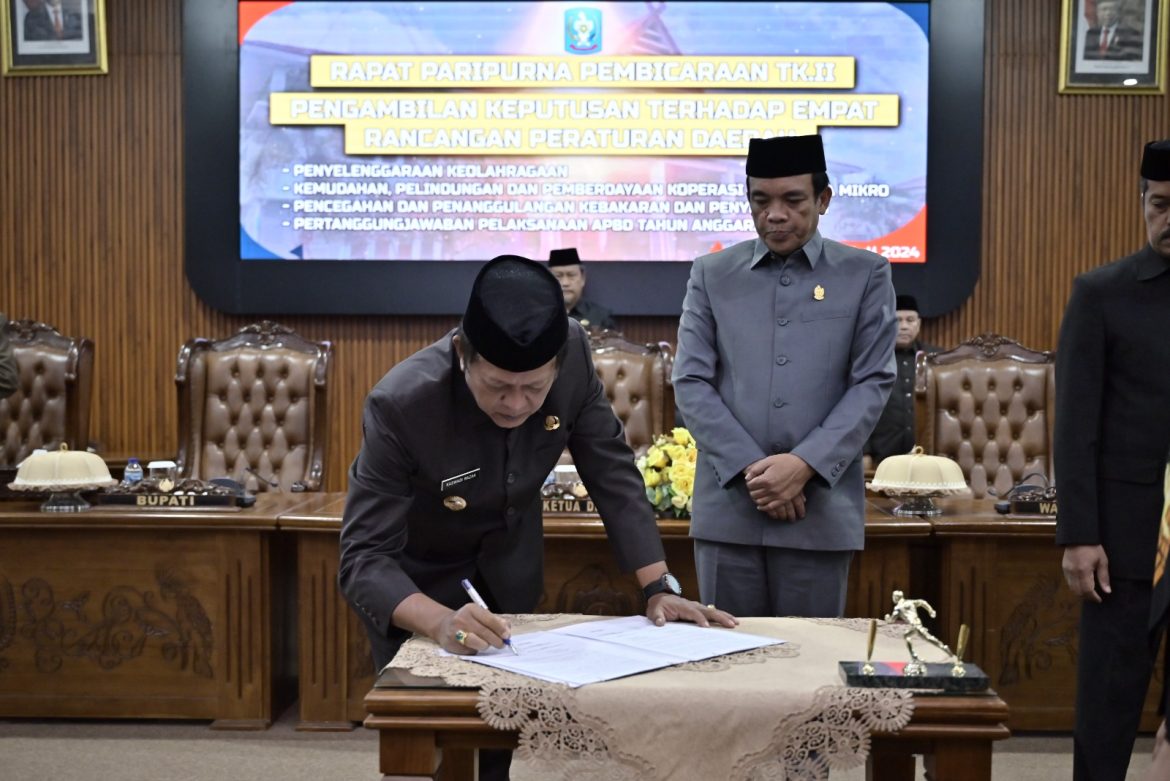 Bupati Soppeng Hadiri Penetapan Ranperda oleh DPRD