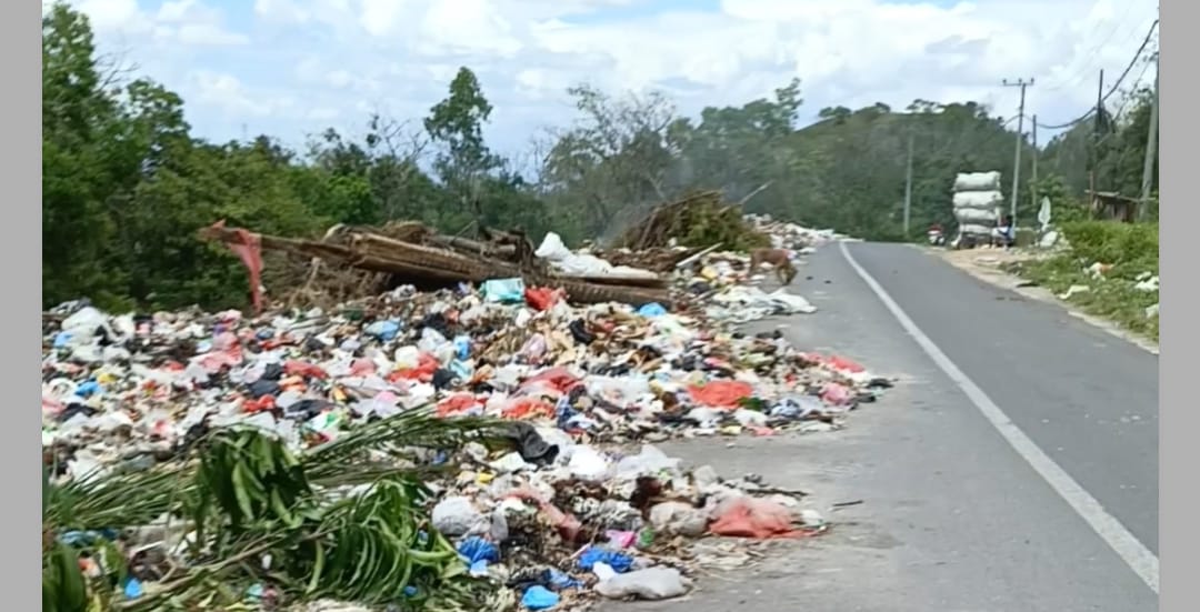 Rawan Terjadi Lakalantas, Warga Desak Pemerintah Tuntaskan Masalah Sampah di Jalan Poros Bojoe Buae