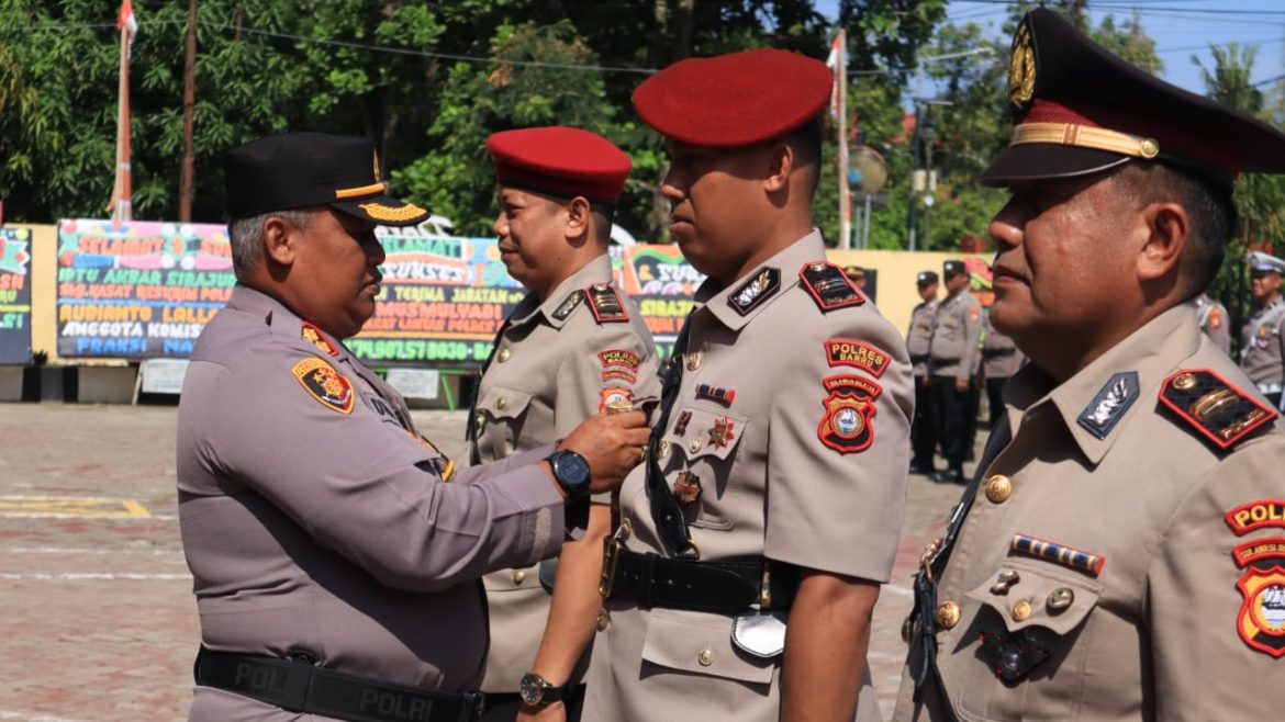 Kapolres Barru Pimpin Sertijab Kasat Lantas dan Kasat Reskrim di Halaman Mapolres