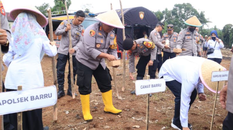 Program Kapolri-Panglima TNI, Kapolres Barru Kolaborasi Dandim 1405 dan Kadis Pertanian Barru Tanam Jagung di Siawung