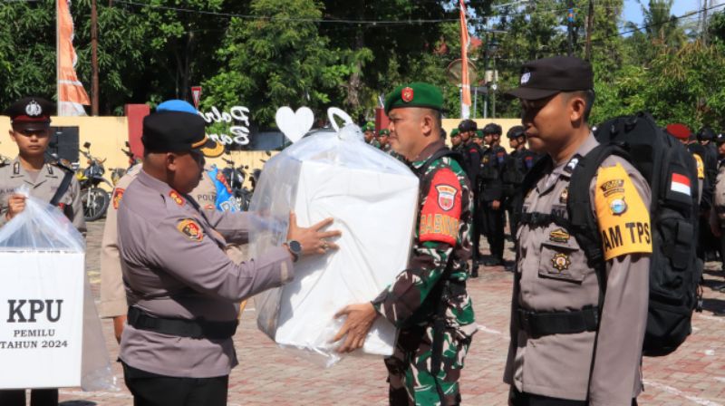 Dalam Rangka Pengamanan Pilkada Barru, Kapolres Barru Pimpin Apel Pergeseran Pasukan Pengamanan PAM TPS