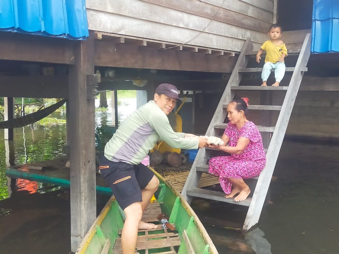 Lurah Belawa Salurkan Bantuan untuk Warga Terdampak Banjir di Salompare dan Menge