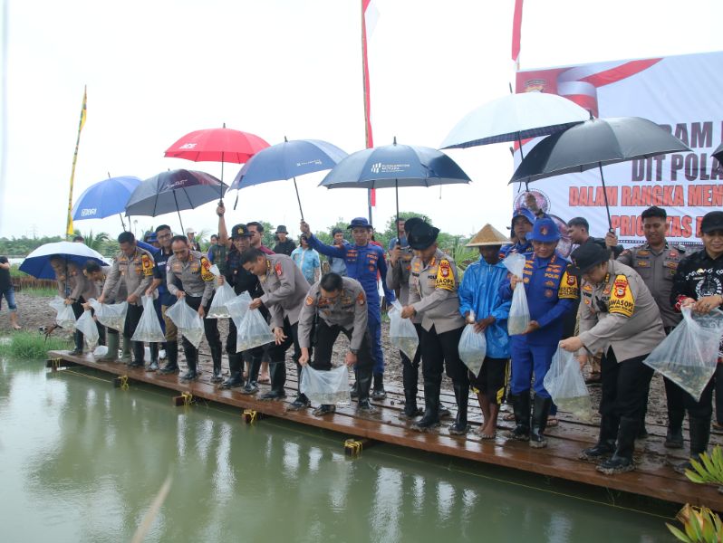 Polda Sulsel Dukung Ketahanan Pangan Nasional Melalui Penaburan 10 Ribu Benih Ikan di Makassar