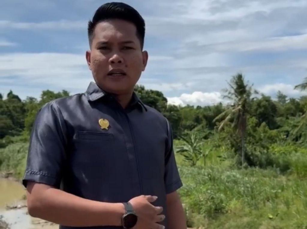 Legislator Nasdem Sidrap Abd Rahman  Langsung Turun ke Lokasi Dorong Perbaikan Cepat Tangani Jembatan Ambruk Bulucenrana