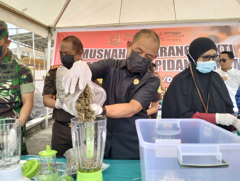 2 Kg Ganja Dimusnahkan ke Dalam Oli, Kejari Sidrap ; Bukti Kita Komitmen Bersama Forkompimda Lawan Narkotika 