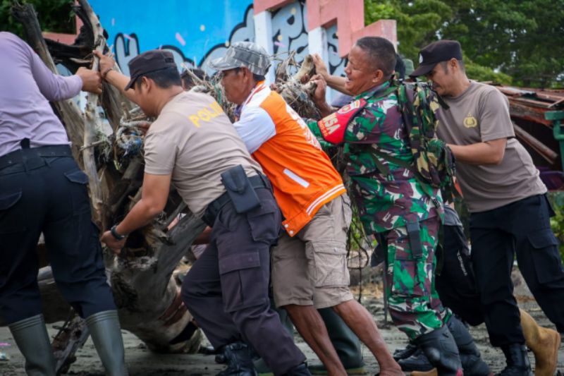 Peringatan Hari Juang TNI AD, Kodim 1405 Bersama Polres Barru Turut Gelar Karya Bhakti Pembersihan Pantai Padongko