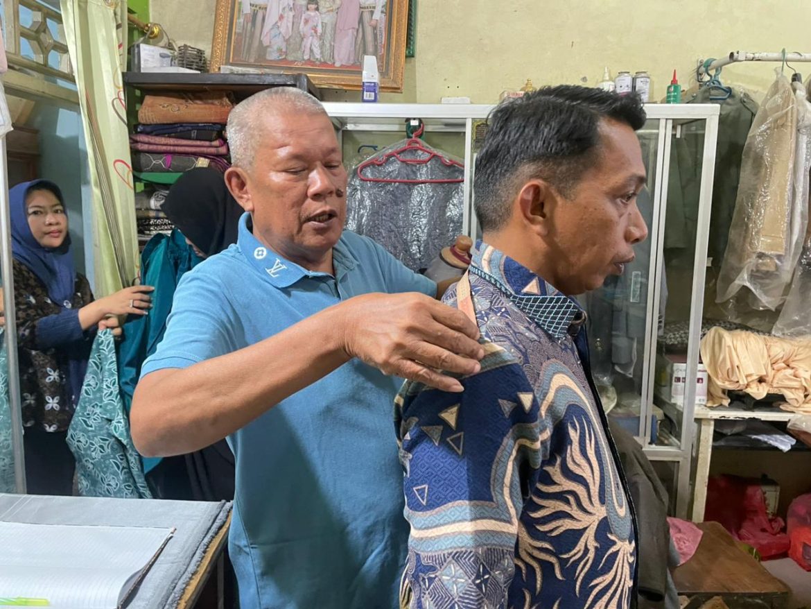 Persiapan Pelantikan Serentak, Bupati Sidrap H.Syaharuddin Alrif Jahit Baju Dinas di Stand Levis