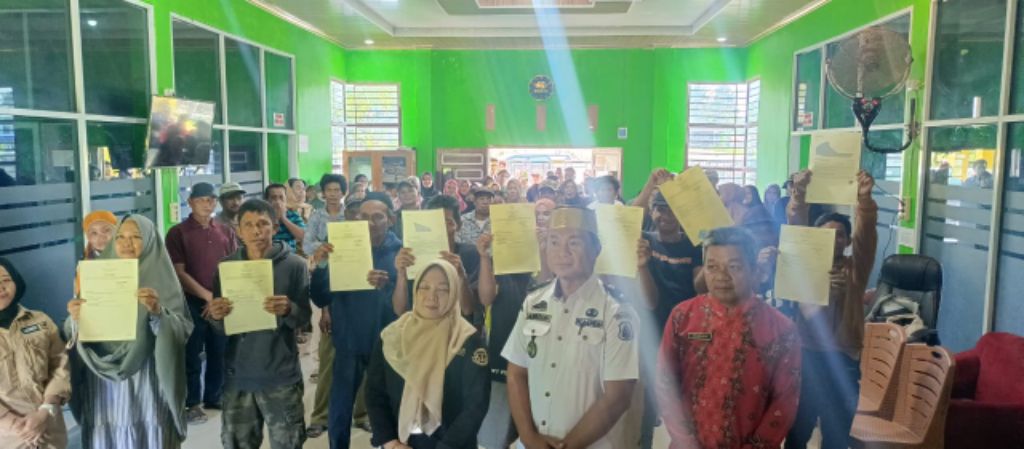 BPN Sidrap Serahkan 500 Sertifikat Redistribusi Tanah di Desa Betao