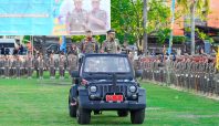 Gubernur Sulsel Andi Sudirman Sulaiman meninjau pasukan Satpol PP dan Satlinmas di Wajo menggunakan mobil listrik JIPAND.
