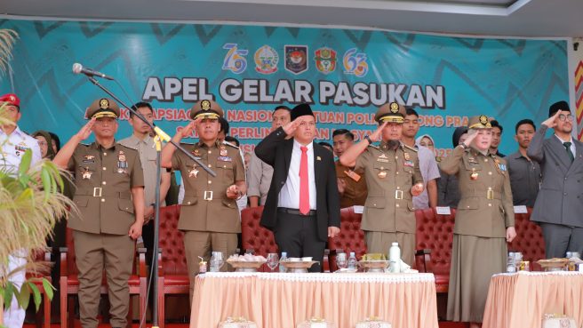Gubernur Sulsel bersama pimpinan Satpol PP dan pejabat daerah memberi penghormatan pada Apel Gelar Pasukan Satpol PP Sulsel 2025 di Wajo