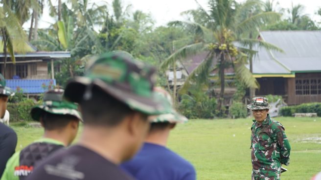 Kapten Inf Zabir memimpin apel pagi Satgas TMMD ke-124 di lapangan Desa Temmabarang, Wajo.