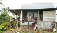 Prajurit TNI Kodim 1406/Wajo melakukan renovasi rumah panggung di Desa Temmabarang.