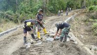 Prajurit TNI Kodim 1406/Wajo sedang membangun infrastruktur jalan dalam program TMMD ke-124 di Desa Temmabarang.