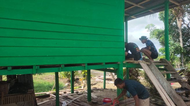 Personel TNI dan warga sedang melakukan finishing rumah bantuan TMMD di Desa Temmabarang, Wajo