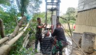 Prajurit TNI Kodim 1406/Wajo sedang memasang pipa sumur bor air bersih di Dusun Tobulelle, Desa Temmabarang.