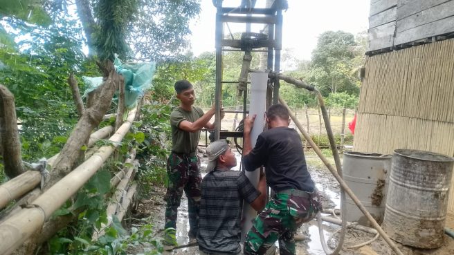Prajurit TNI Kodim 1406/Wajo sedang memasang pipa sumur bor air bersih di Dusun Tobulelle, Desa Temmabarang.