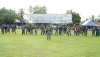 Personel TNI dan warga mengikuti apel pembukaan TMMD ke-124 di Desa Temmabarang, Kabupaten Wajo.