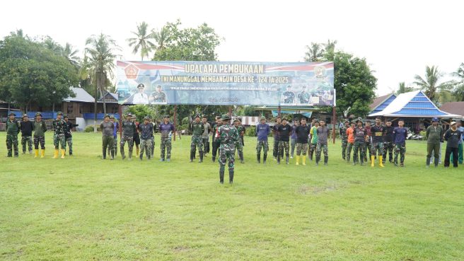 Personel TNI dan warga mengikuti apel pembukaan TMMD ke-124 di Desa Temmabarang, Kabupaten Wajo.