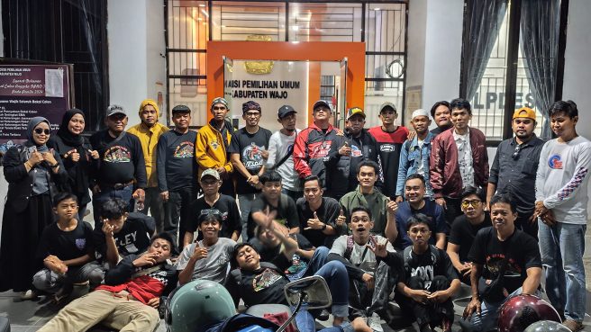 Komunitas Vespa berfoto bersama di depan Kantor KPU Kabupaten Wajo dalam rangka Mods May Day 2025.