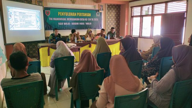 Peserta penyuluhan pertanian mendengarkan pemaparan materi oleh narasumber dalam kegiatan TMMD ke-124 di Desa Temmabarang, Wajo.