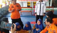 Petugas BPBD Bone memberikan simulasi penanganan korban bencana kepada siswa TK Anak Bangsa dalam kegiatan sosialisasi mitigasi bencana di Bone.
