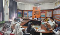 Rapat internal KPU Kabupaten Wajo yang dihadiri oleh seluruh komisioner dan staf, berlangsung di Ruang Rapat KPU Wajo.