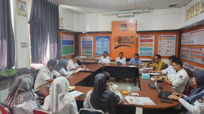 Rapat internal KPU Kabupaten Wajo yang dihadiri oleh seluruh komisioner dan staf, berlangsung di Ruang Rapat KPU Wajo.